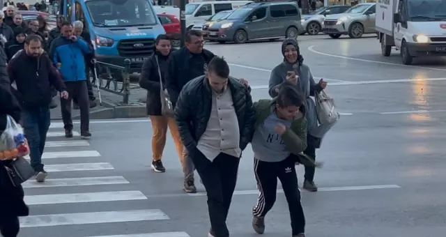 استلقوا على الأرض حتى لا تطيرهم العاصفة