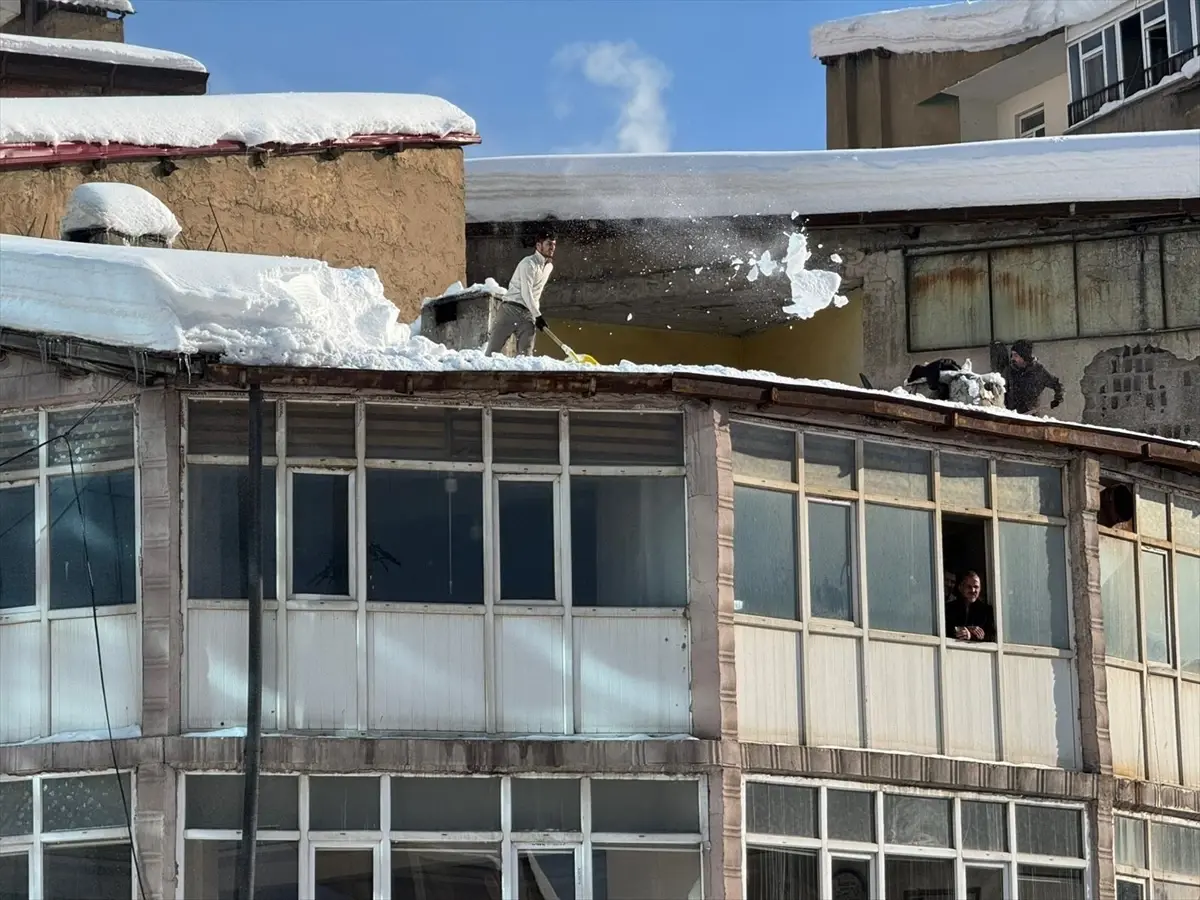 Hakkari'de vatandaşlar çatılarda biriken karı temizledi
