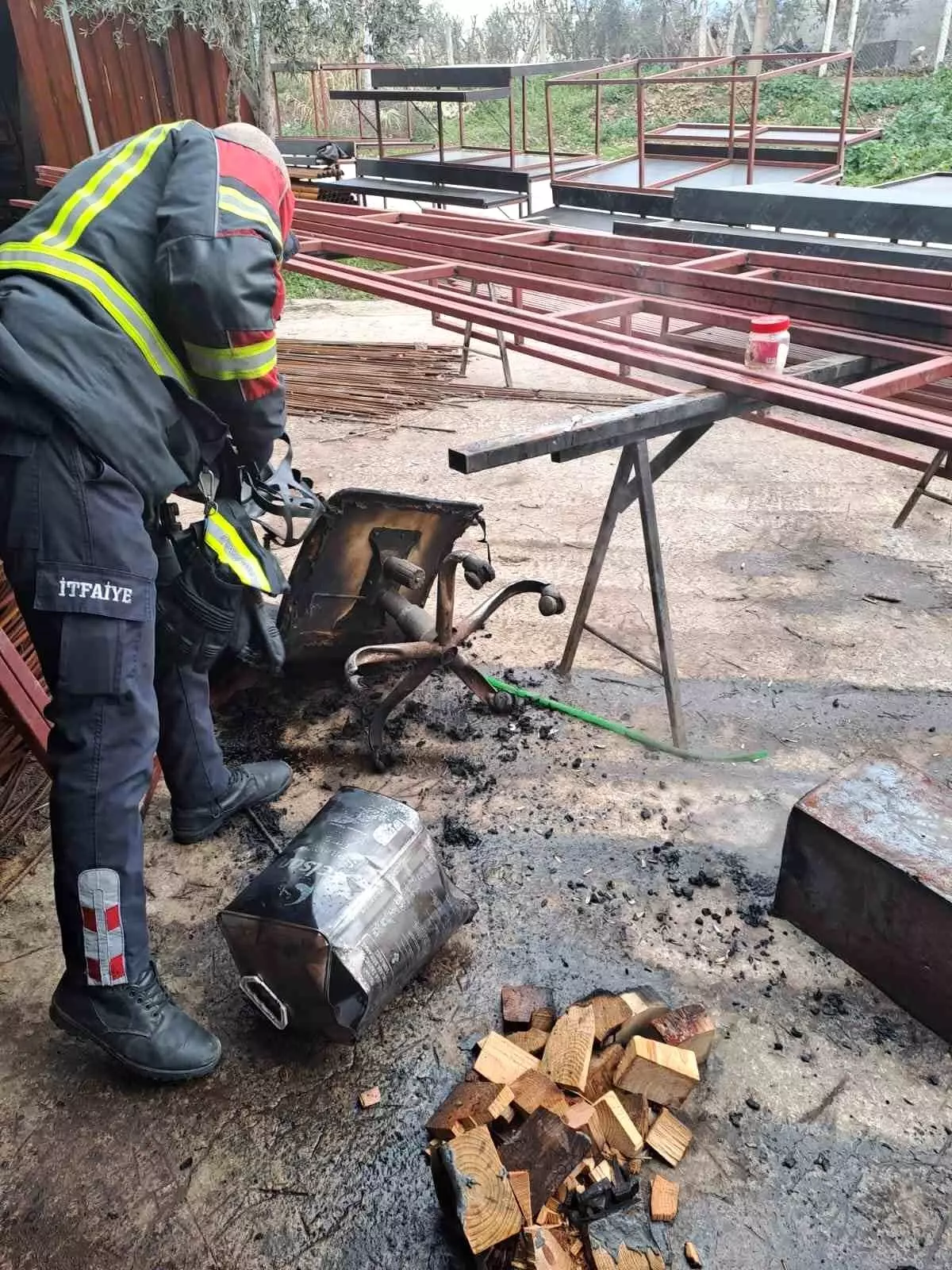 Isınmak için kovaya atılan tiner patladı, itfaiyenin hızlı müdahalesi faciayı önledi