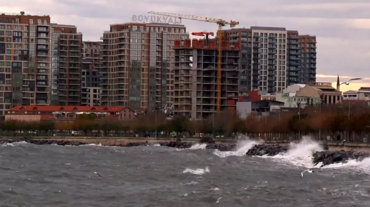 İstanbul'da lodos etkili oluyor: Fatih ve Zeytinburnu'nda dev dalgalar