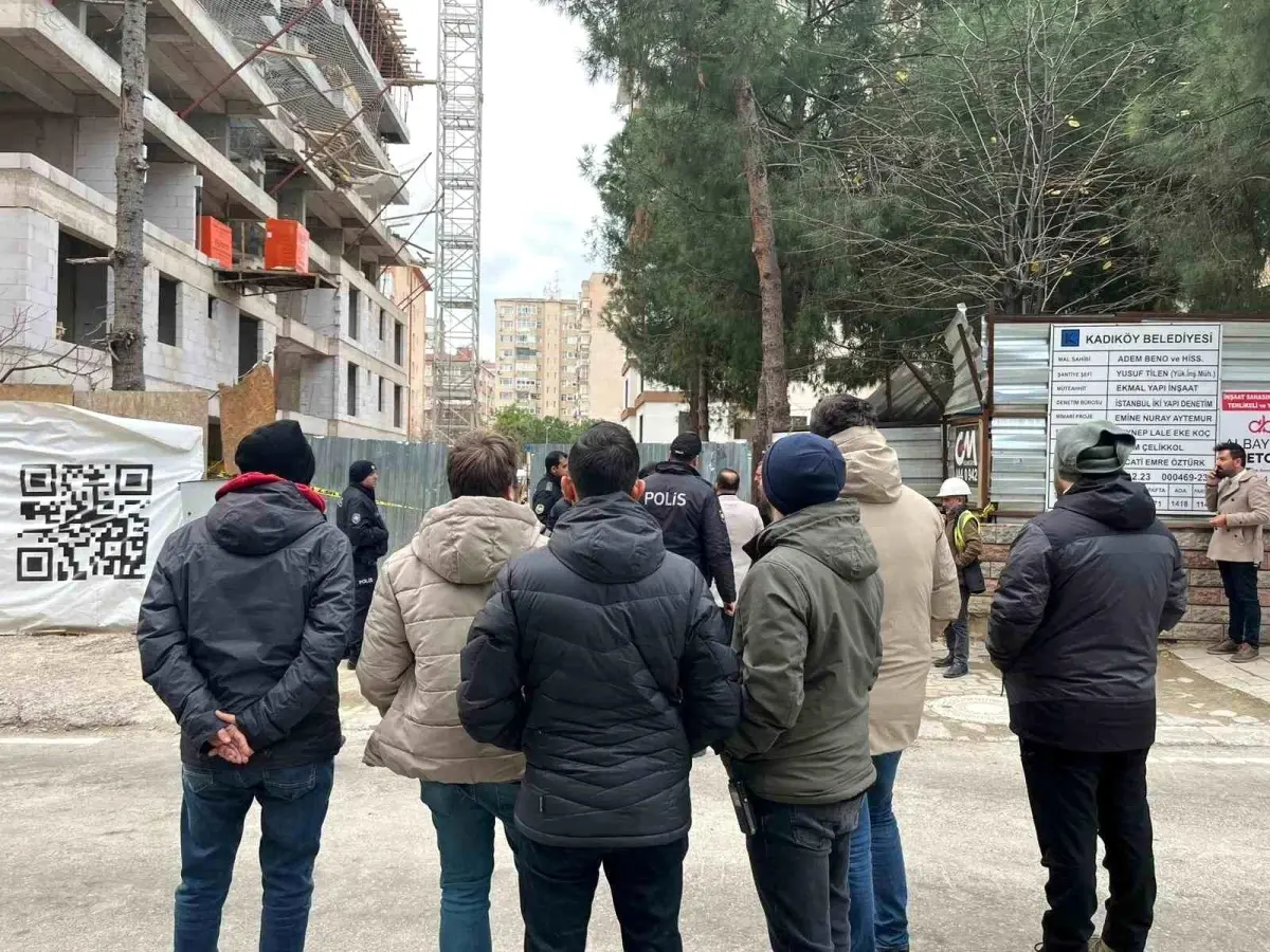 Kadıköy'de taşeron şirketten maaşlarını alamayan inşaat işçileri vinç kulesine çıktı