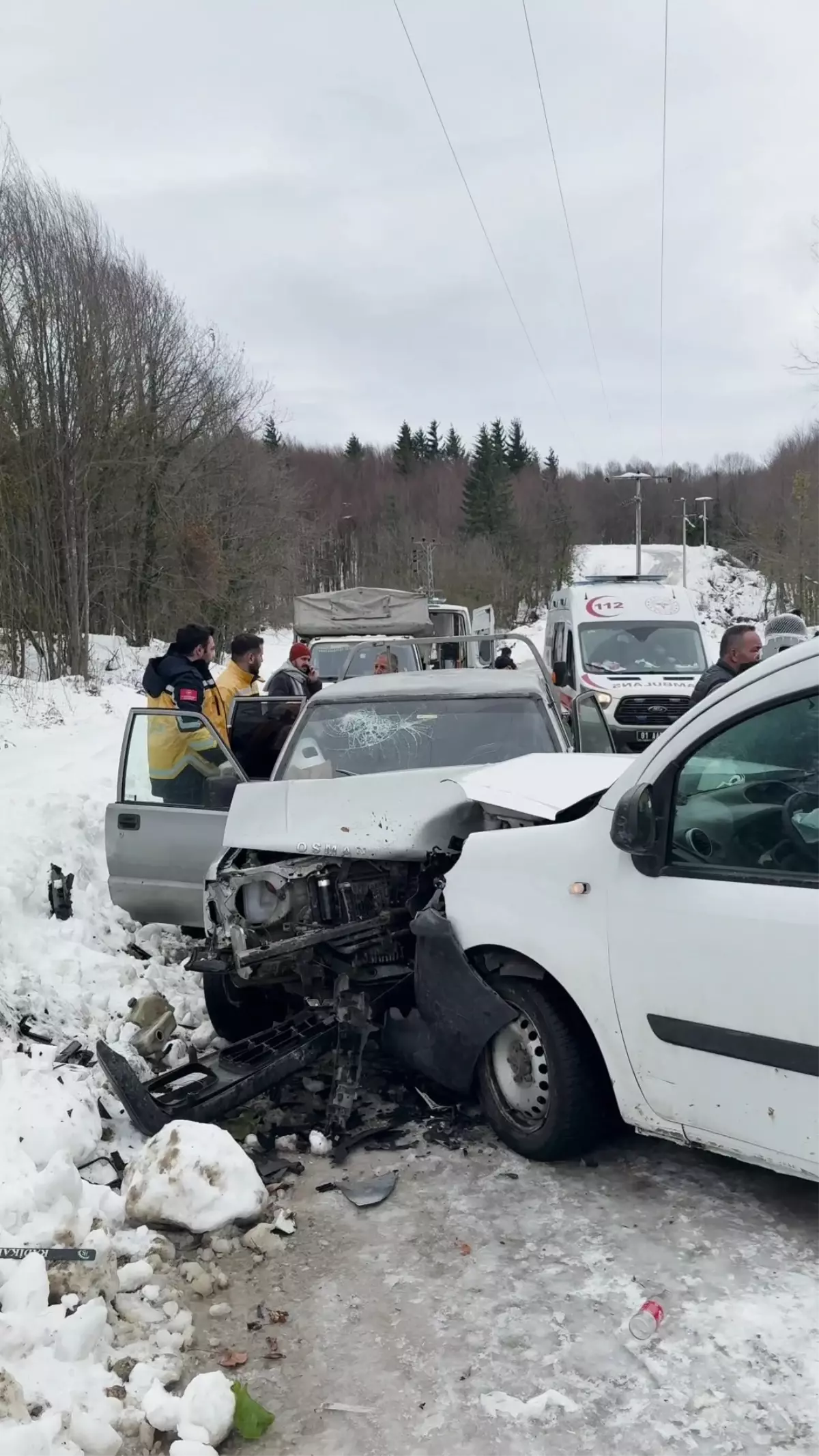 Kamyonet ile hafif ticari araç çarpıştı: 3'ü çocuk 7 yaralı