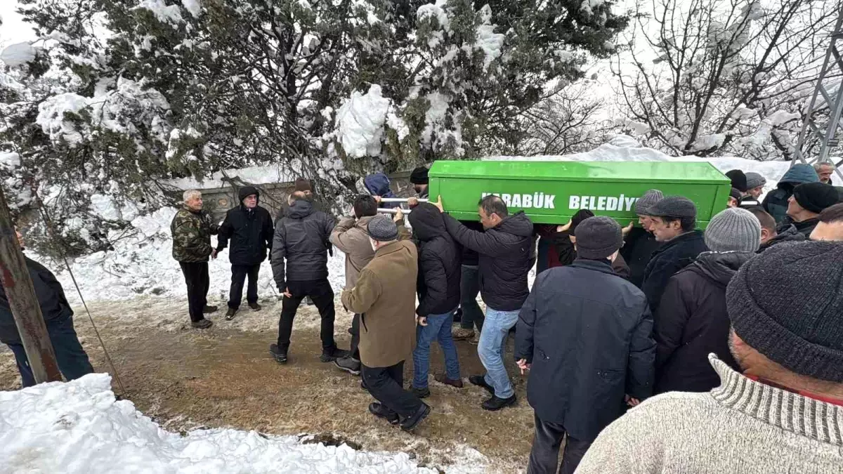 Karabük'te bahçede donmuş halde bulunan yaşlı kadın toprağa verildi