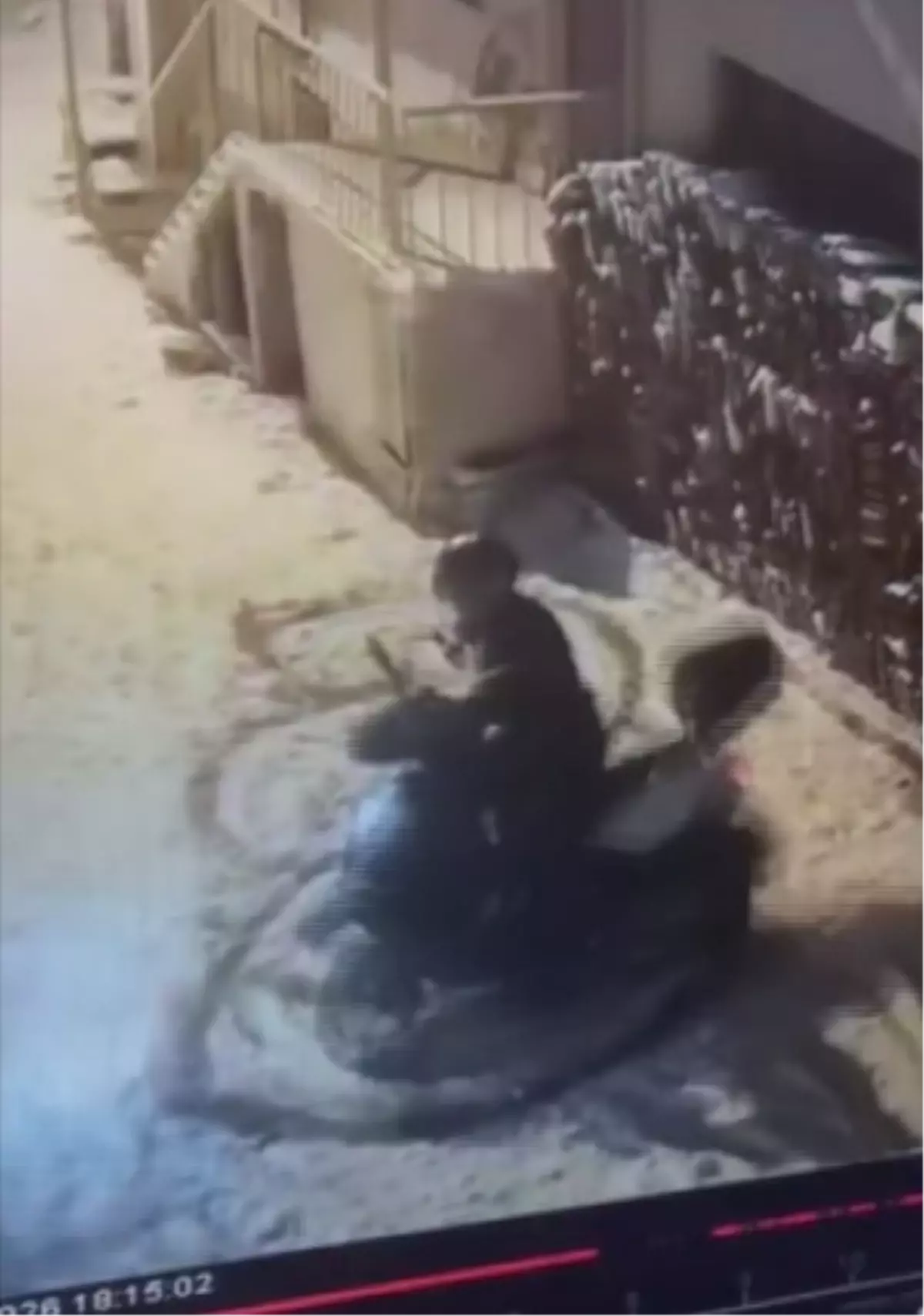 Karlı havada motosikletle drift attığı anlar kamerada