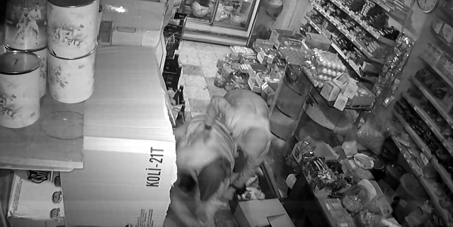 اعتدى أولاً على الفتاة الصغيرة التي هربت منه ولجأت إلى المتجر، ثم جلس عليها وطعنها