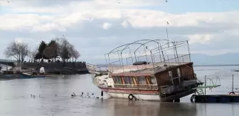 Konya'da Beyşehir Gölü'nün yüzeyinin bir kısmı buz tuttu