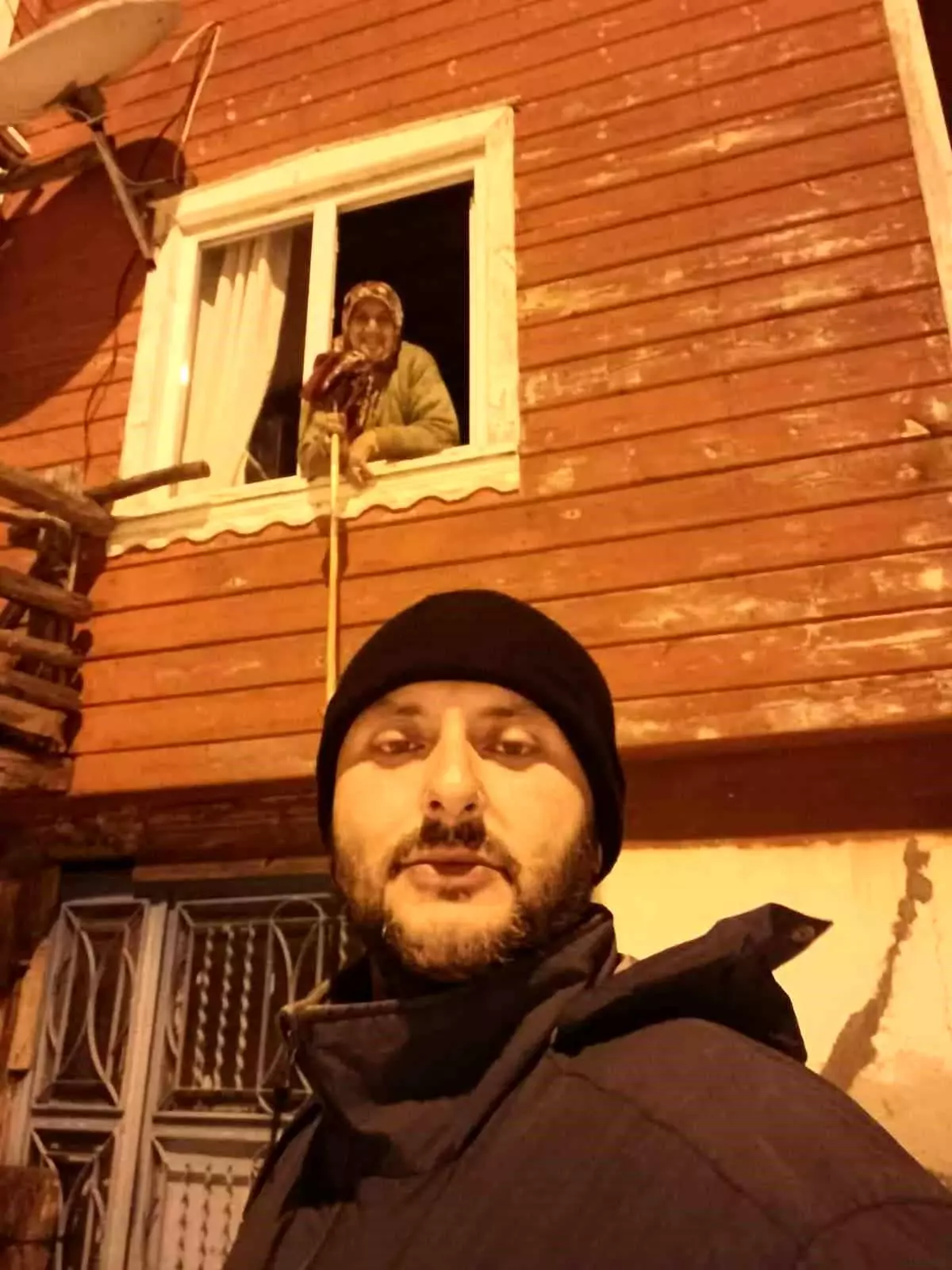 Köy muhtarı yaşlı kadının ilaçlarını 2 kilometre yürüyerek ulaştırdı