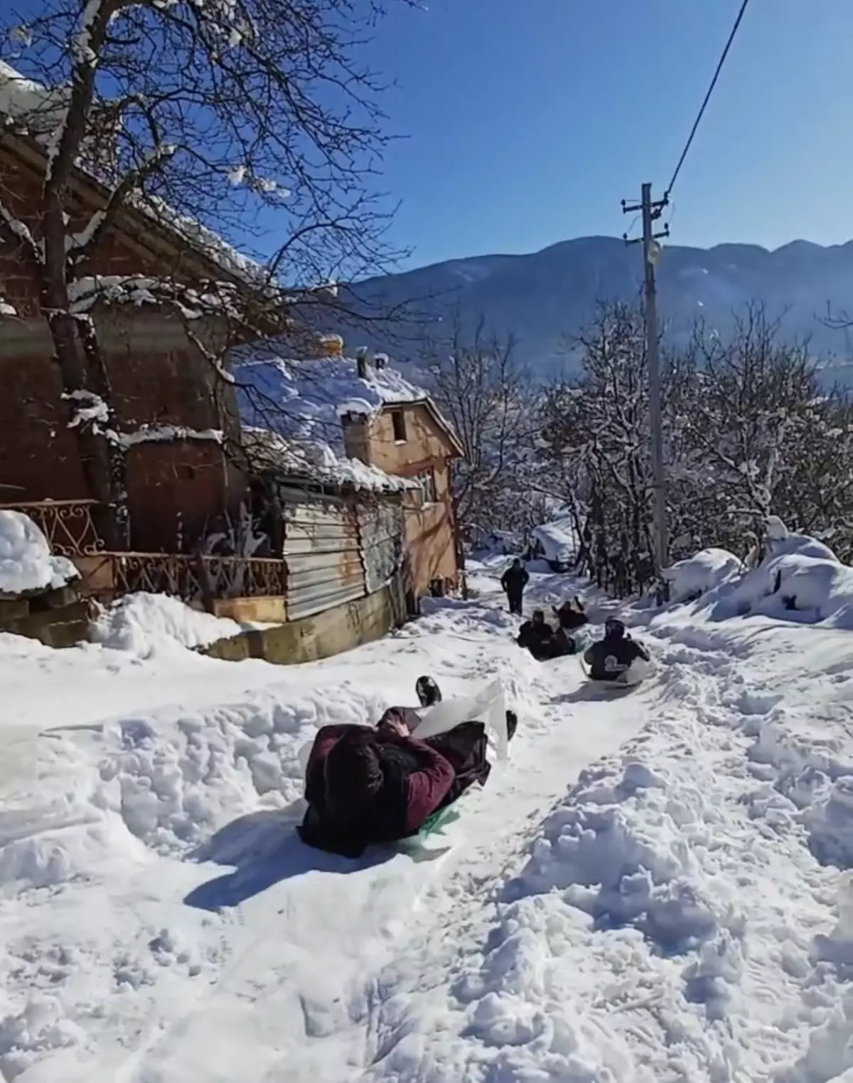 Köylülerin kar keyfi; naylon poşetlerle kaydılar