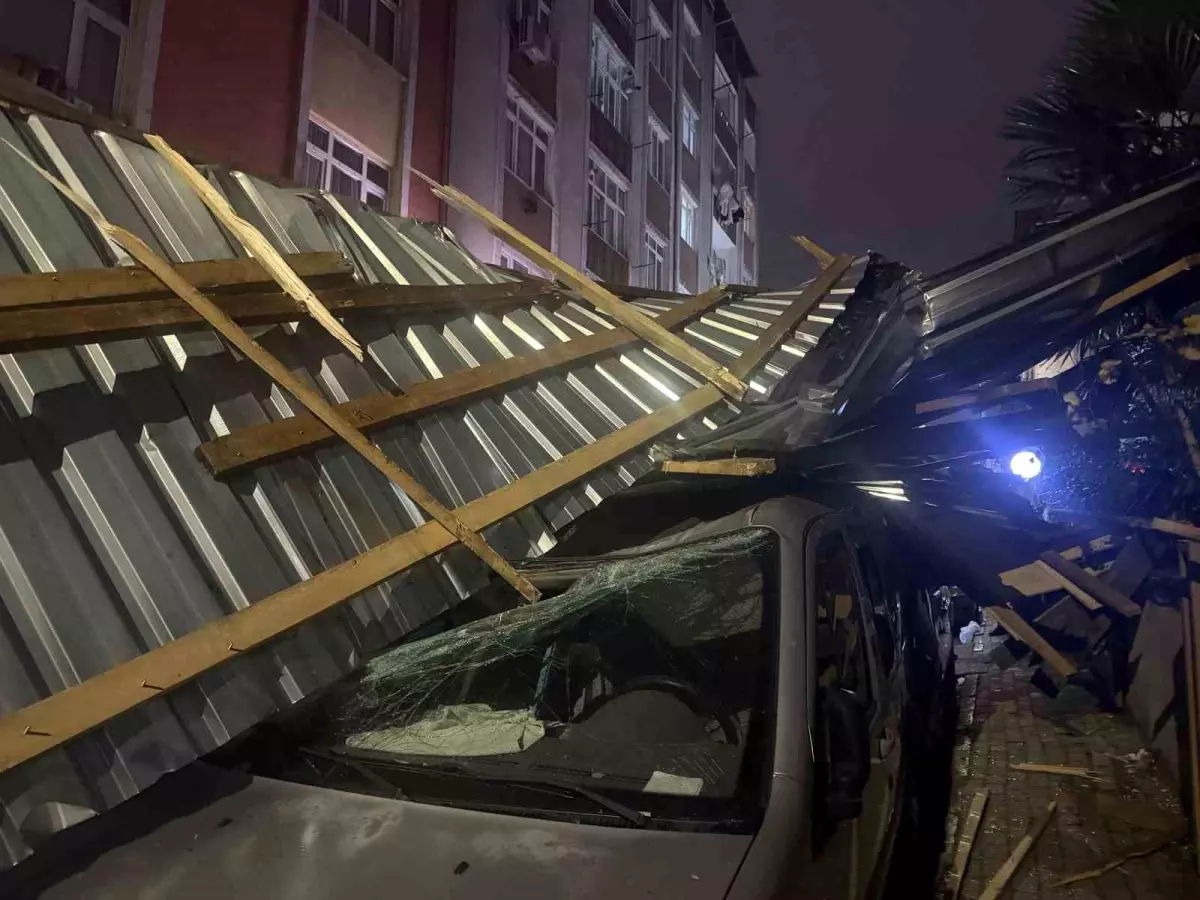 Küçükçekmece'de şiddetli rüzgar çatıyı uçurdu: Araçlar zarar gördü