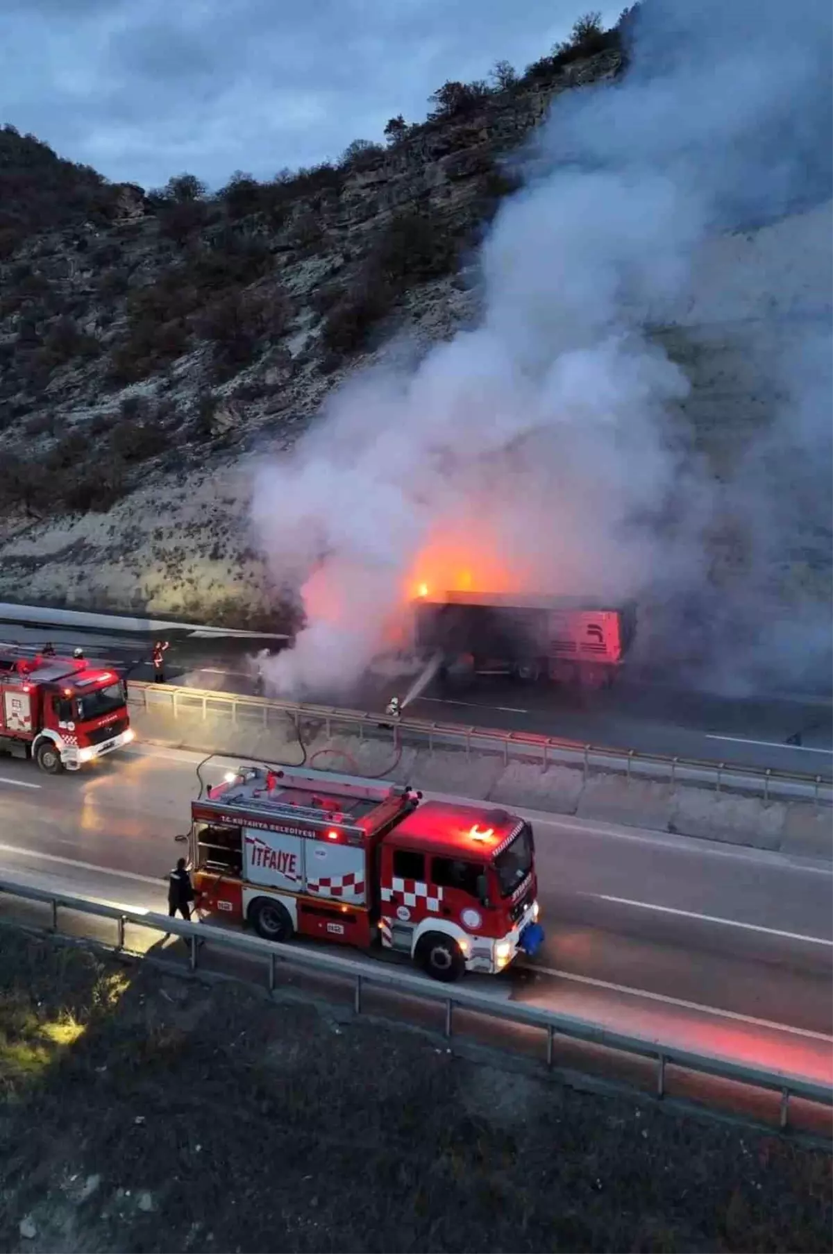 Kütahya'da seyir halindeki tır alevlere teslim oldu