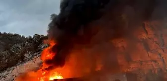 Kütahya'da seyir halindeyken yanan tır söndürüldü