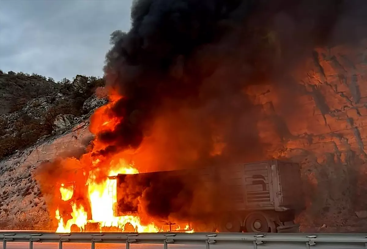 Kütahya'da seyir halindeyken yanan tır söndürüldü