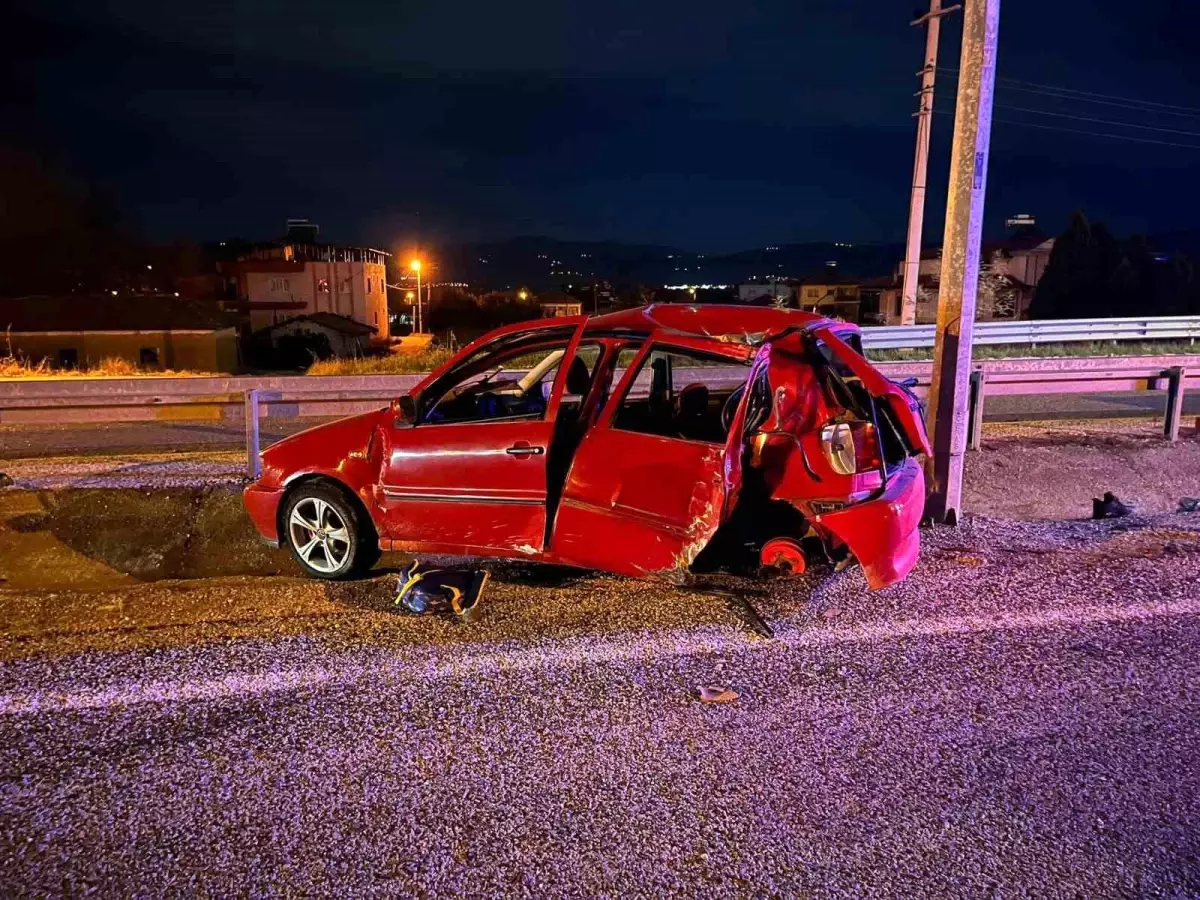 Manisa'da otomobil elektrik direğine çarptı: 2 ölü, 1 ağır yaralı