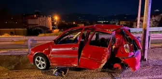 Manisa'da otomobil elektrik direğine çarptı, sürücü ağır yaralandı, eşi ile oğlu yaşamını yitirdi