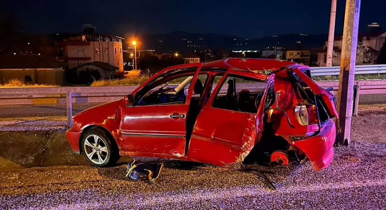 Manisa'da otomobil elektrik direğine çarptı, sürücü ağır yaralandı, eşi ile oğlu yaşamını yitirdi