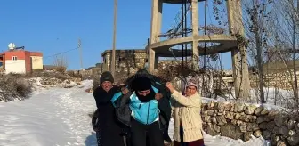 Mardin'de sağlık personeli, 84 yaşındaki hastayı ambulansa kadar sırtında taşıdı