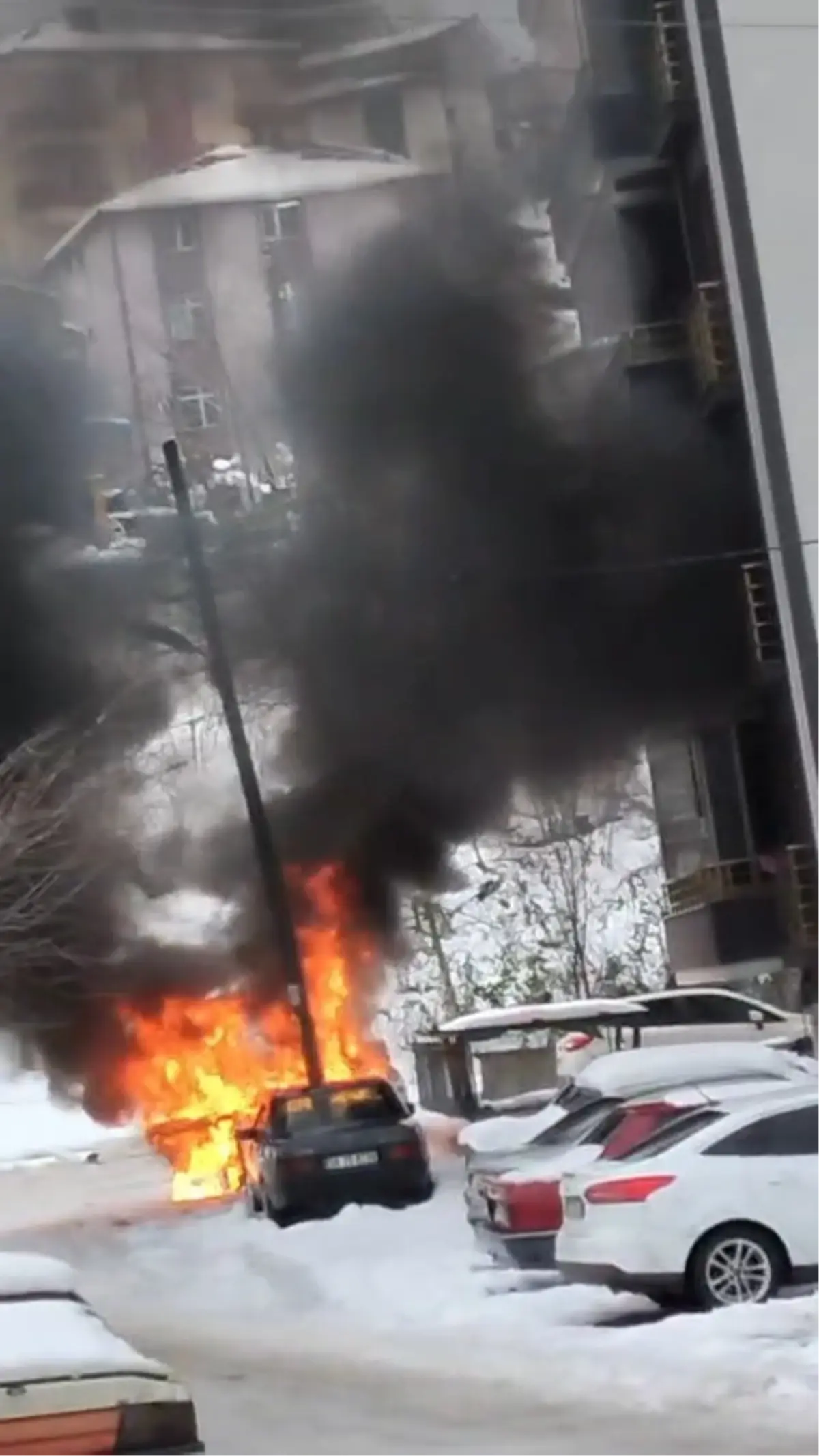 Otomobil alev alev yandı, o anlar kamerada