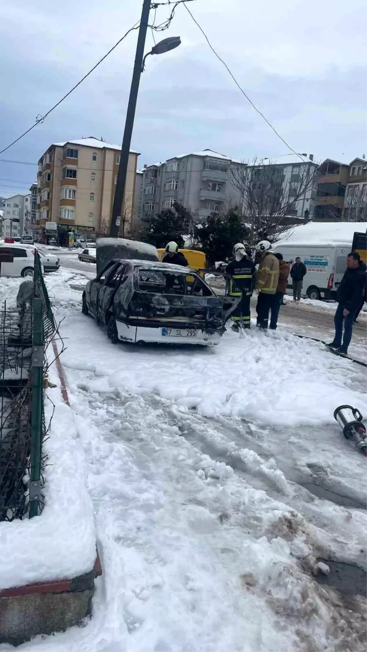 Park halindeki otomobil alev alev yandı