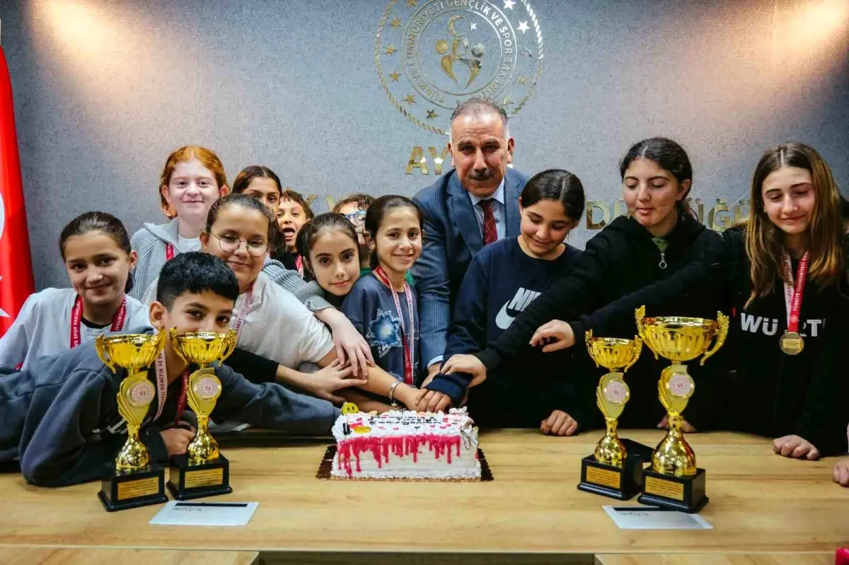 Şampiyonluk pastasını birlikte kestiler