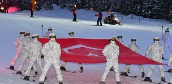 Sarıkamış şehitleri anısına JAK timleri ve komandolar meşaleli kayak gösterisi yaptı