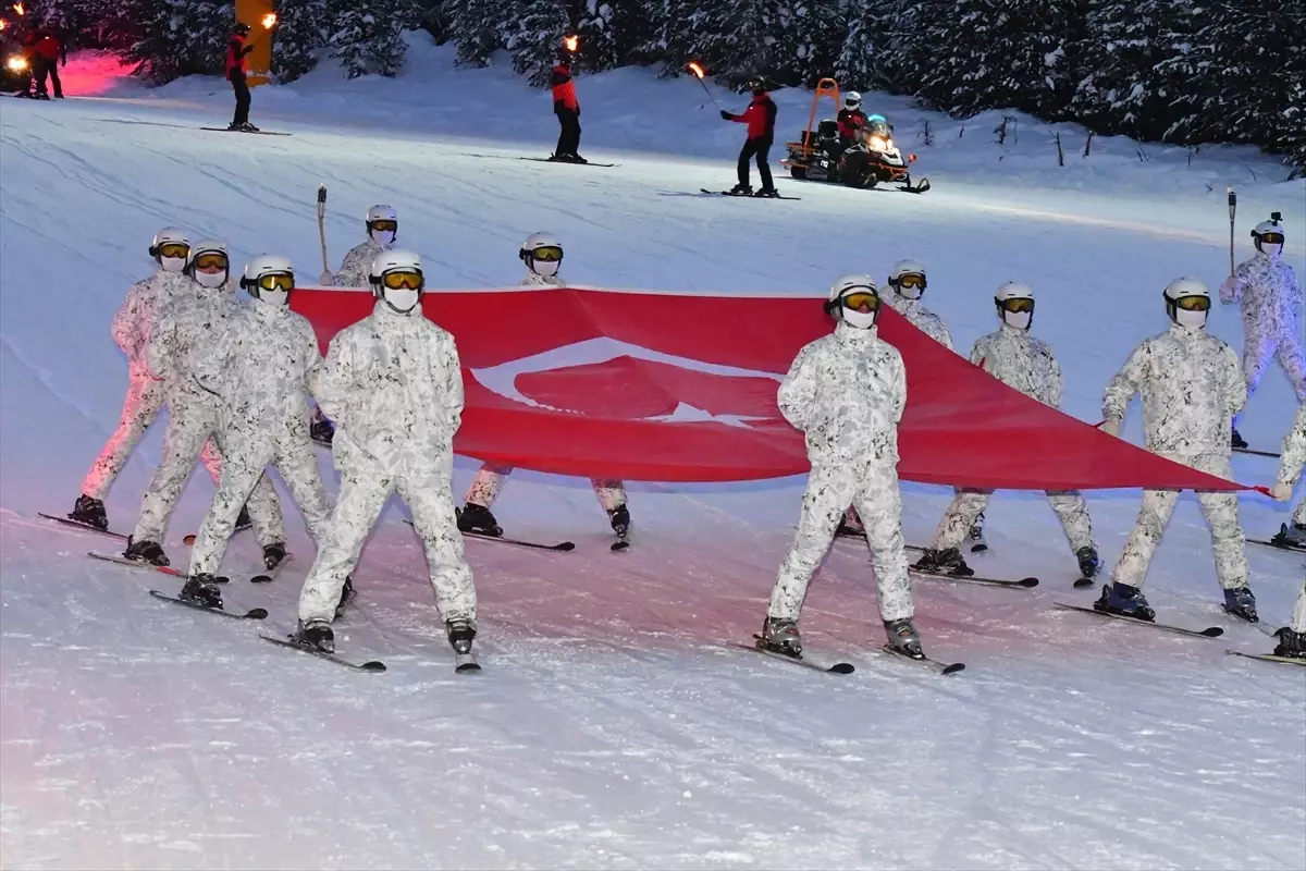 Sarıkamış şehitleri anısına JAK timleri ve komandolar meşaleli kayak gösterisi yaptı