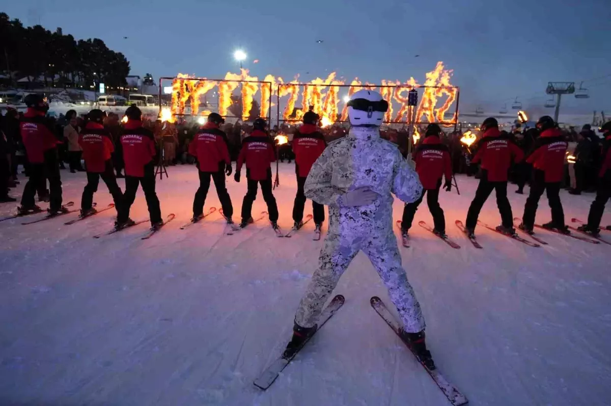 Sarıkamış şehitleri anısına meşaleli kayak gösterisi
