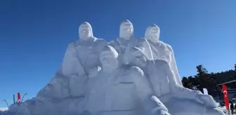 Sarıkamış şehitleri anısına yapılan kardan Türk bayrağı karanfillerle kaplandı