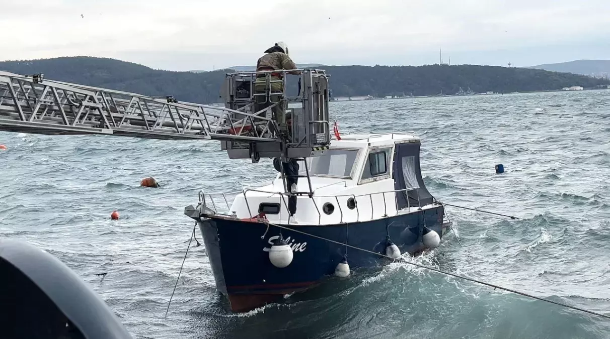 Sarıyer'de lodos nedeniyle teknede mahsur kalanları itfaiye kurtardı