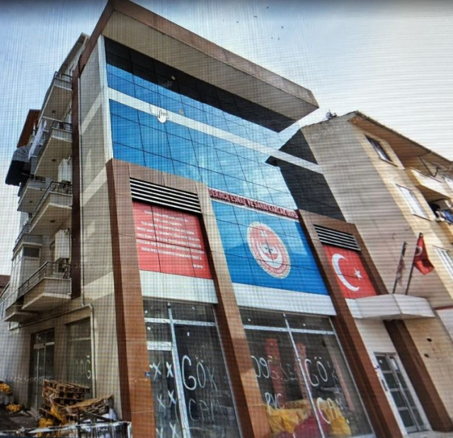 Going to the election like this: The chamber president posing in the office in a sultan's outfit