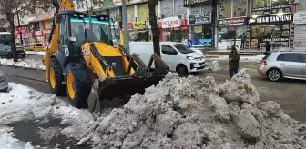 Siirt Belediyesinin karla mücadele çalışmaları sürüyor