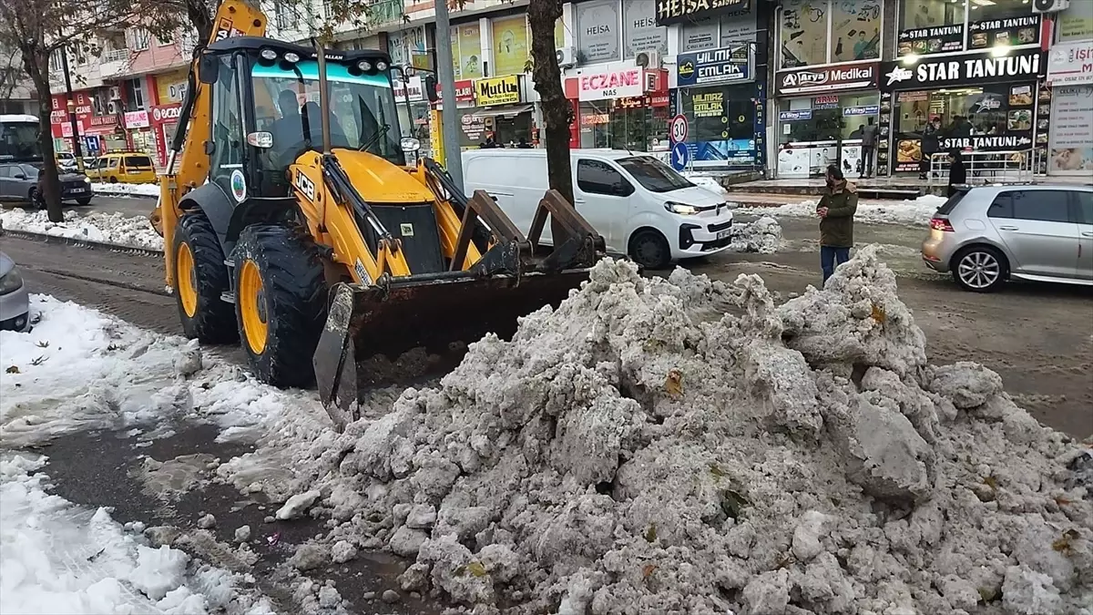 Siirt Belediyesinin karla mücadele çalışmaları sürüyor
