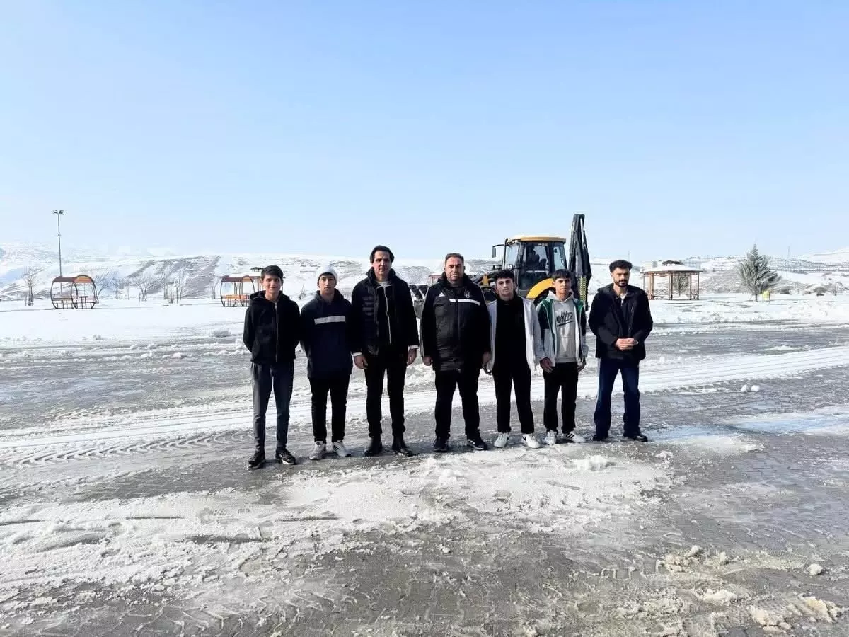 Siirt'te okullarda kar ve buz temizliği