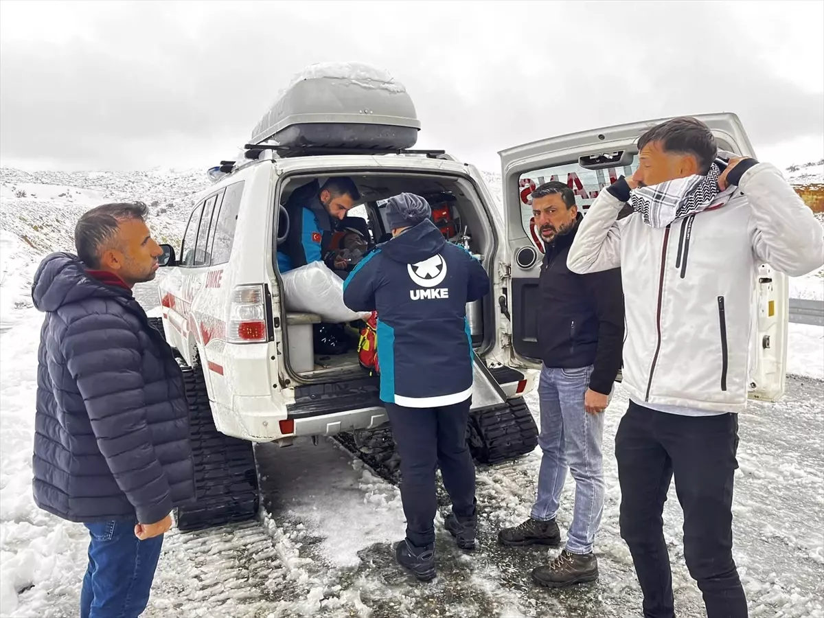 Siirt'te yolu kardan kapanan yerleşim yerlerinde hastalar, ekiplerin çalışmasıyla hastaneye ulaştırıldı