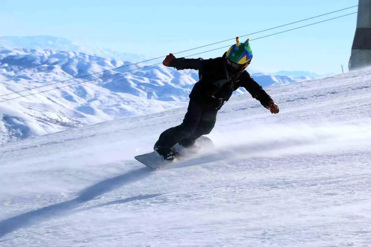 Sivas'ın 'Yıldız'ında sezon açıldı, kayakseverler Türkiye'nin en genç kayak merkezinde buluştu