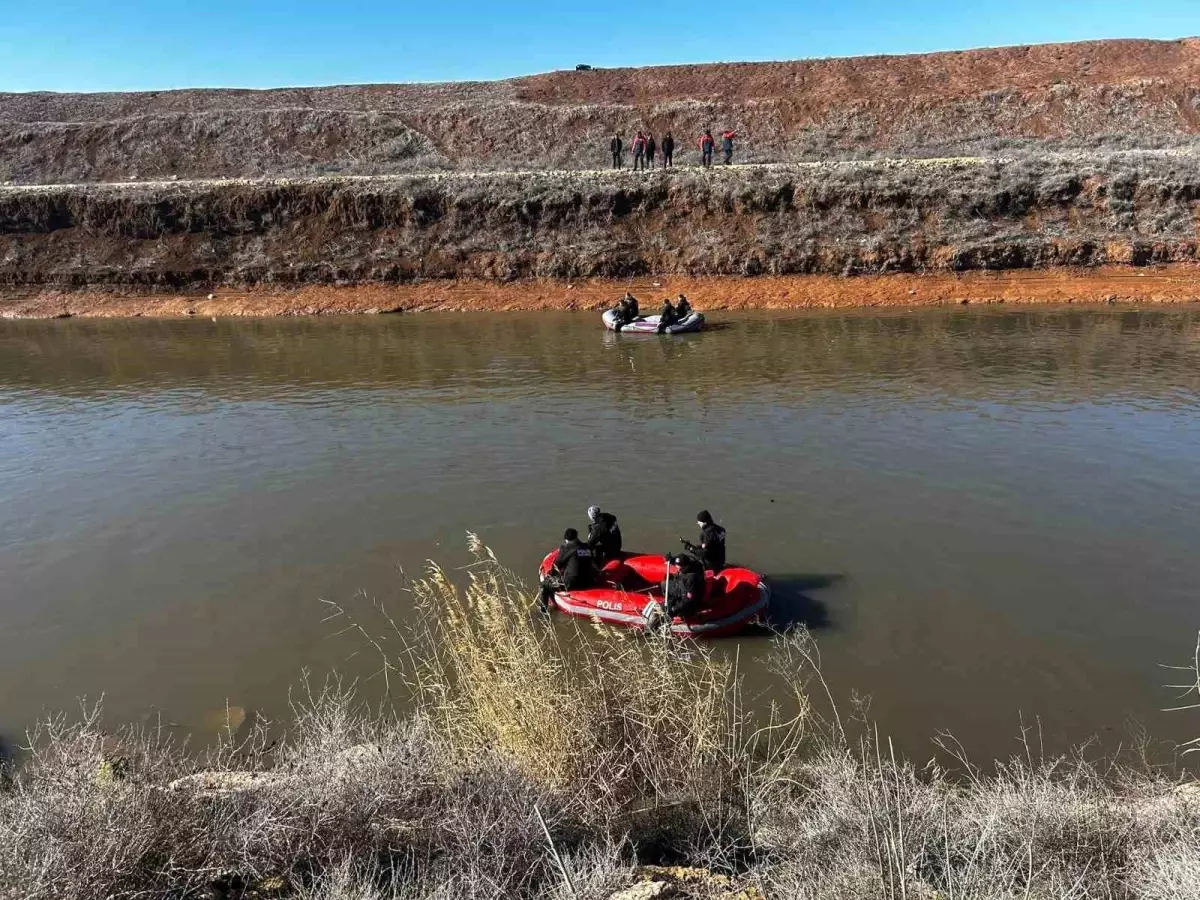 Sulama kanalında kaybolan sürücü aranıyor