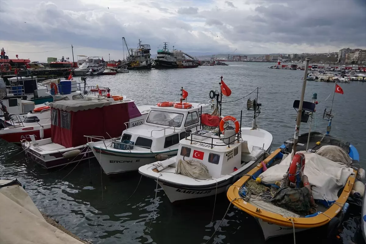 Tekirdağlı balıkçılar şiddetli lodos nedeniyle ava çıkamıyor