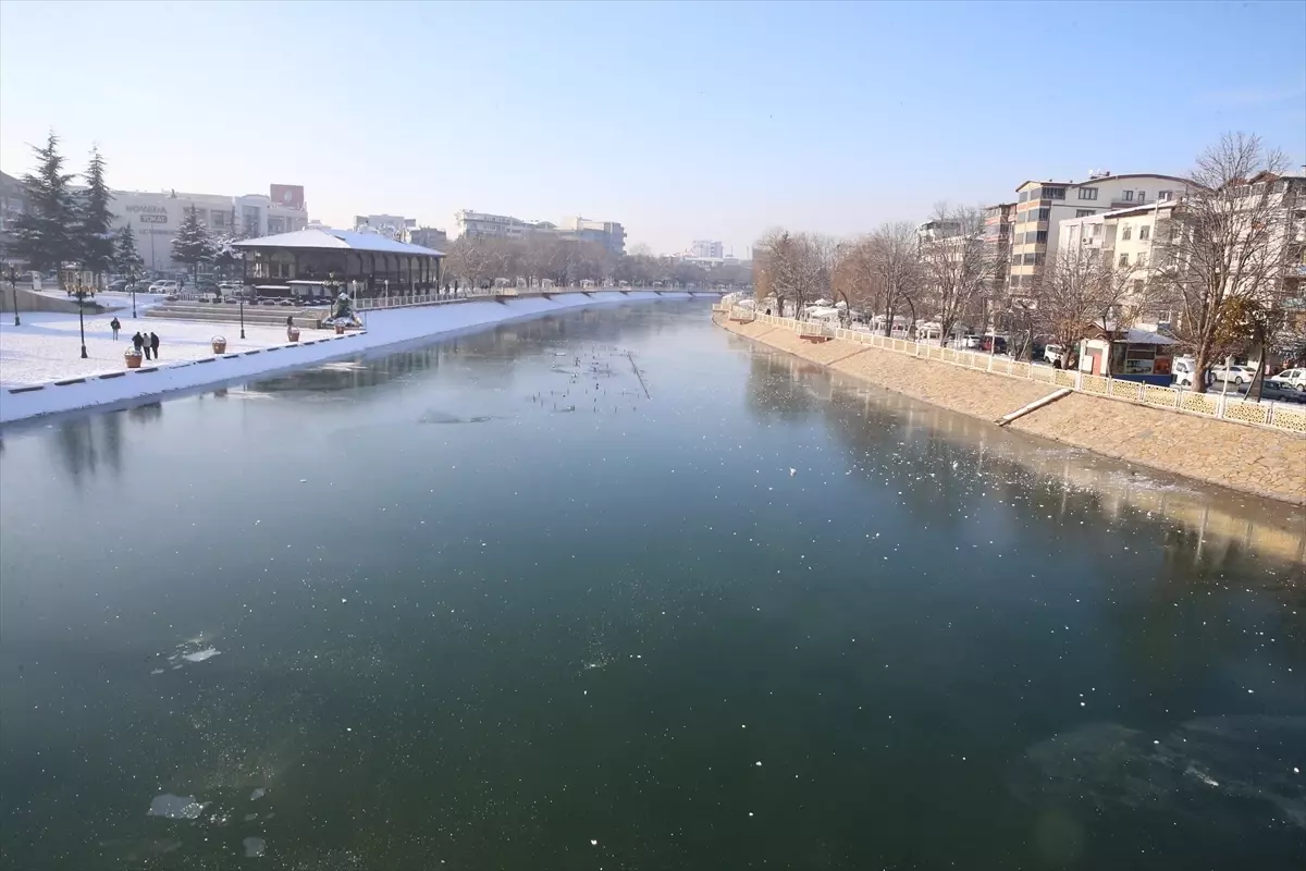 Tokat'ta Yeşilırmak'ın yüzeyi kısmen dondu