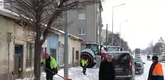 Ulaş Belediyesinin ilçedeki kar temizleme çalışmaları devam ediyor