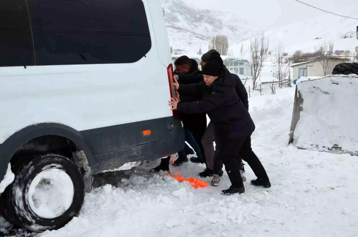 Yolda mahsur kalanların imdadına Kaymakam yetişti