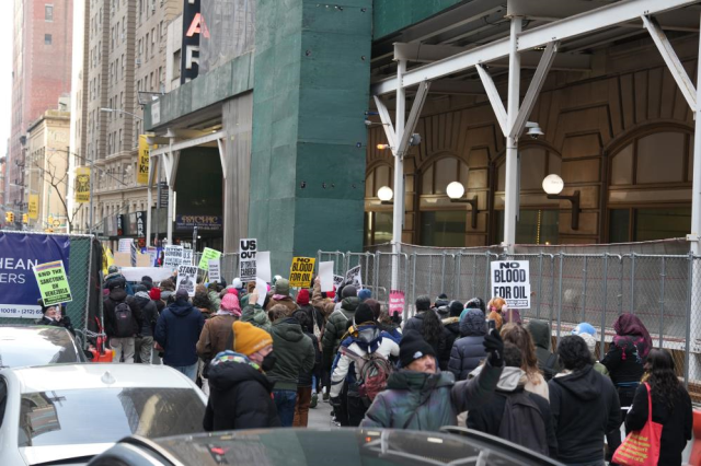 Thousands of people took to the streets in the U.S. for Venezuela: Fight for oil