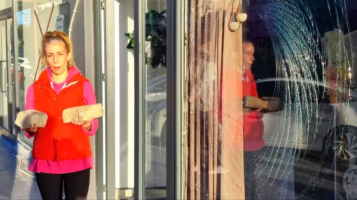 Adana'da iki kız kardeşin işlettiği düğün organizasyon ofisine taşlı saldırı