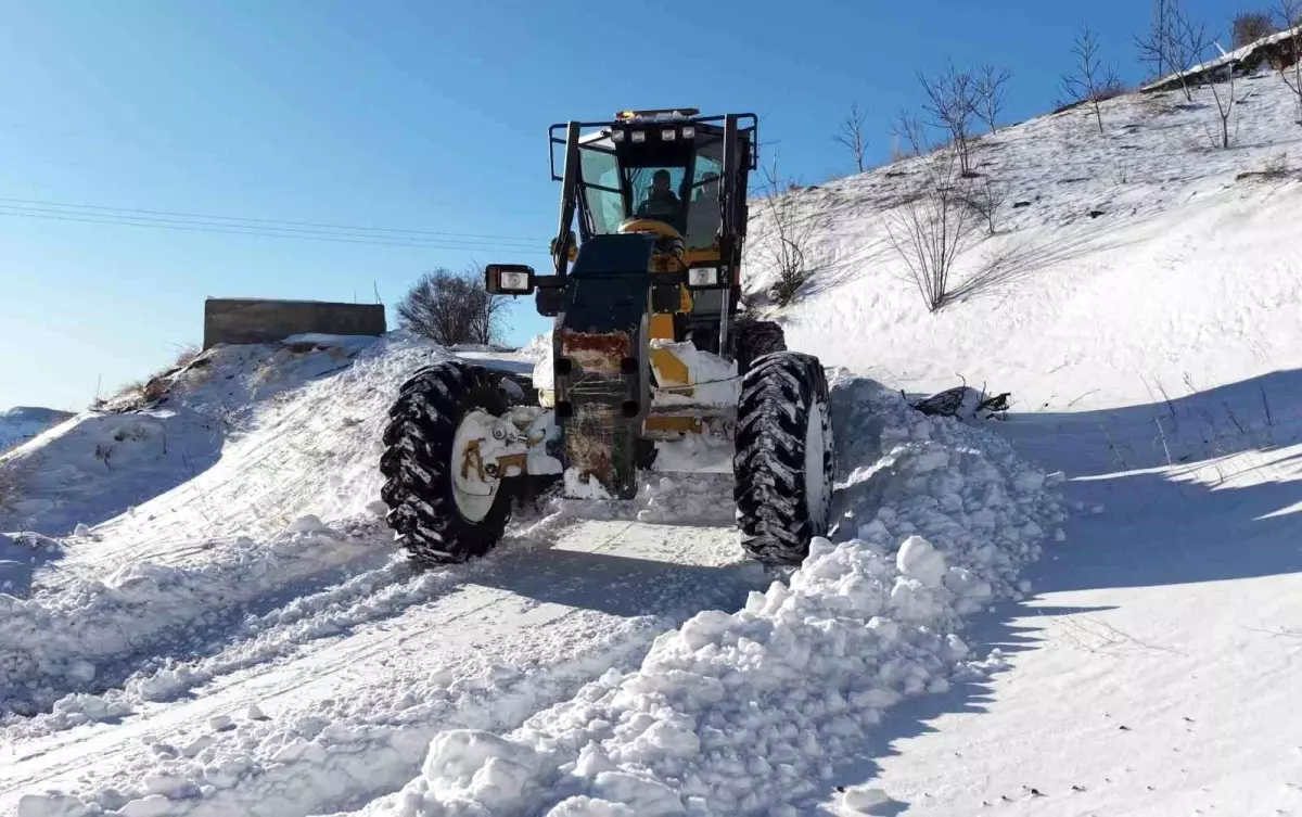 Adıyaman'da karla mücadele çalışmaları devam ediyor
