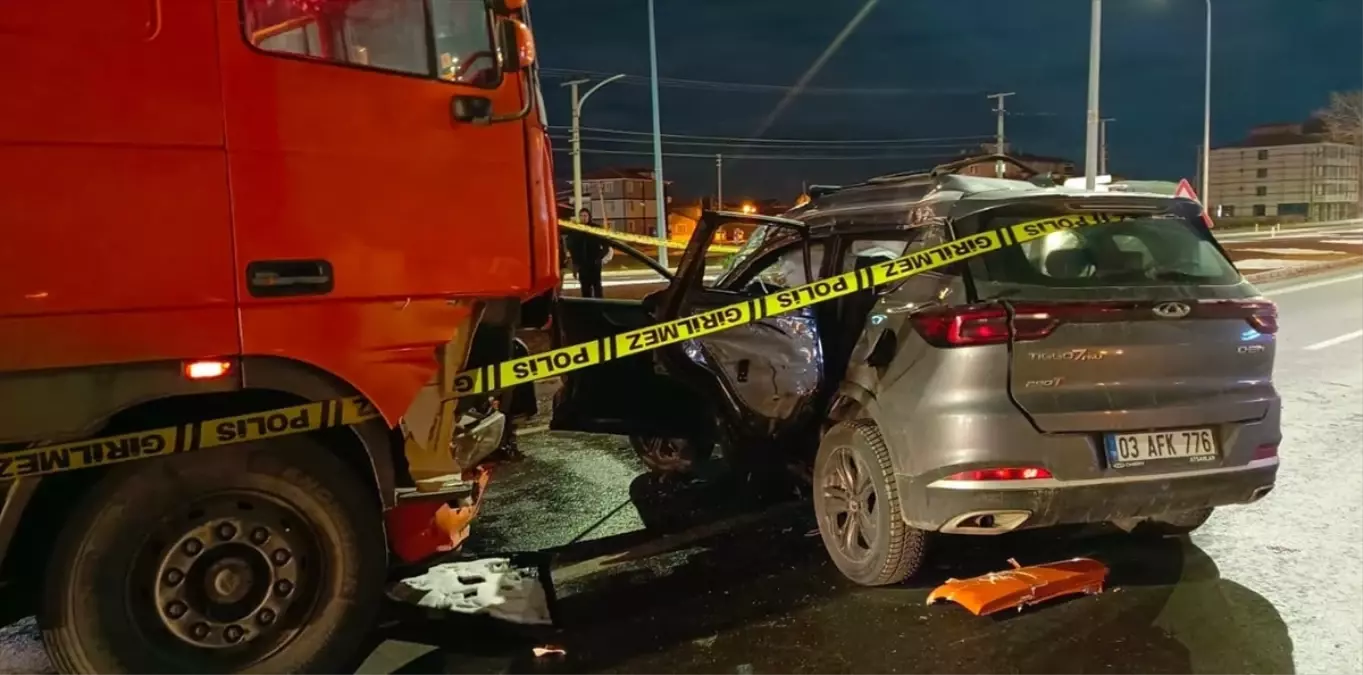 Afyonkarahisar'da tır ile otomobilin çarpıştığı kazada 7 kişi yaralandı