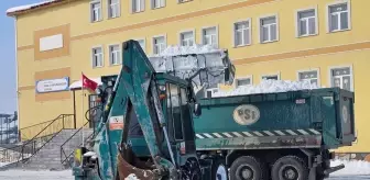 Ağrı'da kardan kapanan okulların ve kamu kurumlarının yolları açılıyor
