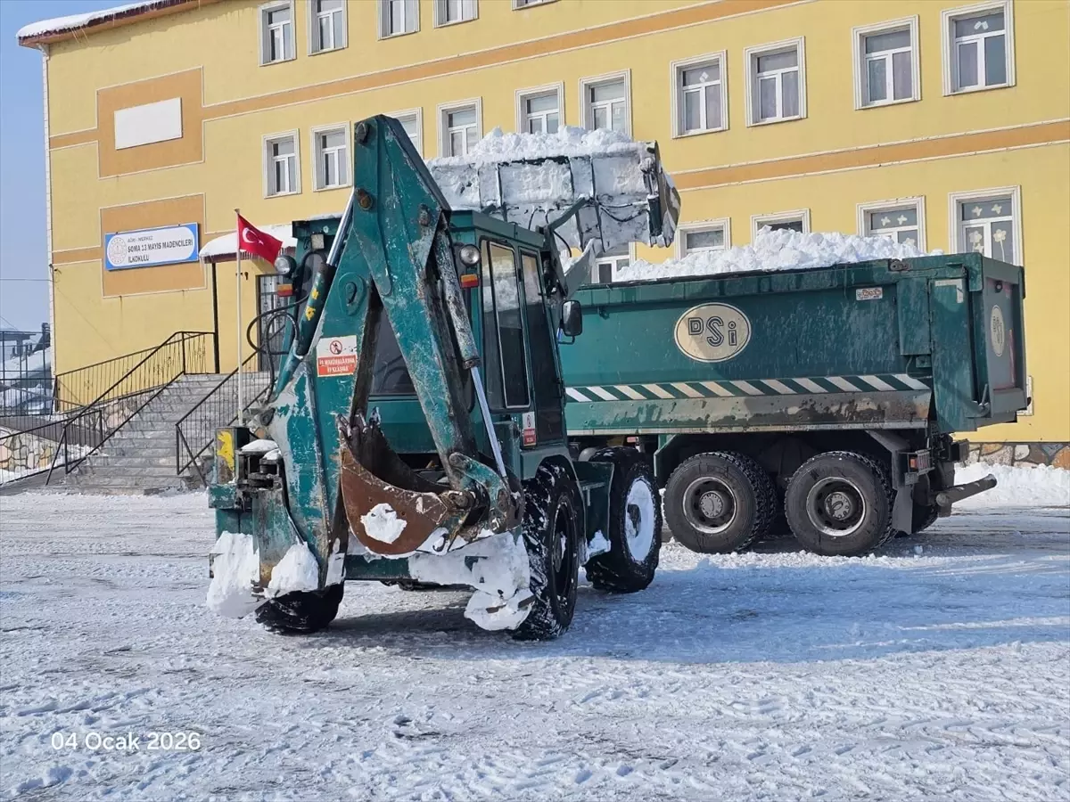 Ağrı'da kardan kapanan okulların ve kamu kurumlarının yolları açılıyor