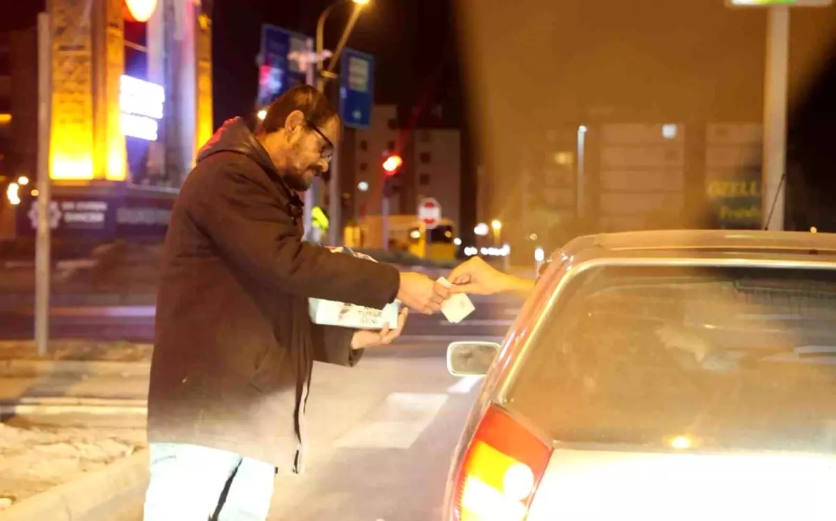 Aksaray'da karayolundaki kavşakta mendil satarak kazanç sağlıyor