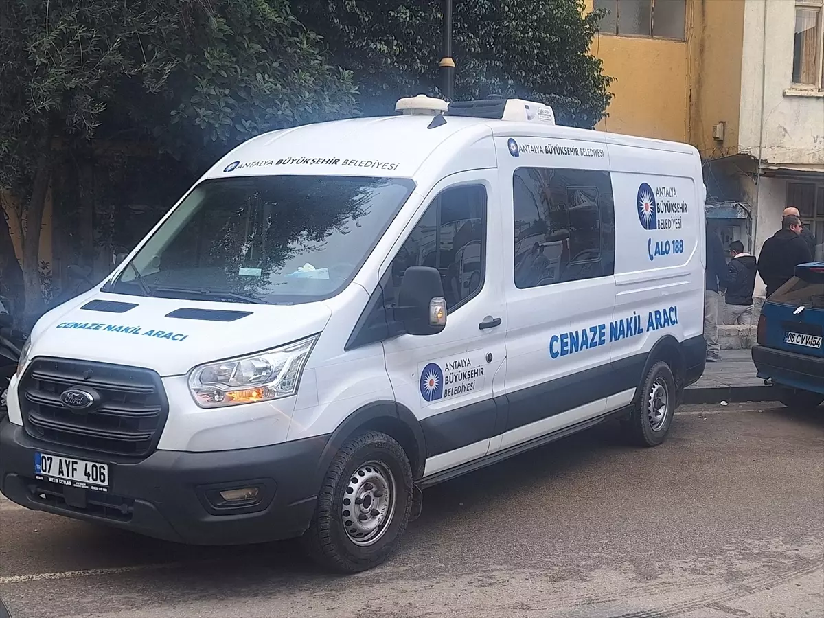 Antalya'da eşi ve kızını öldüren kişi polise teslim oldu