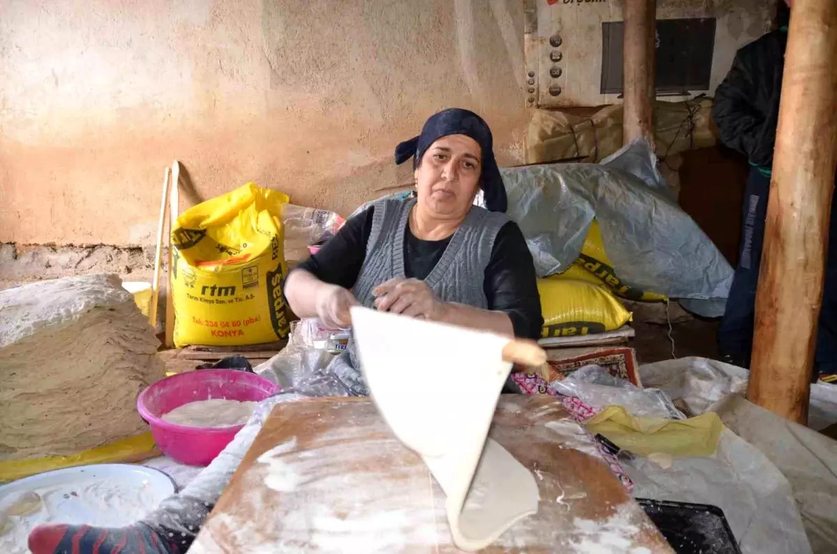 Antalyalı kadınların imece usulü yufka ekmek mesaisi