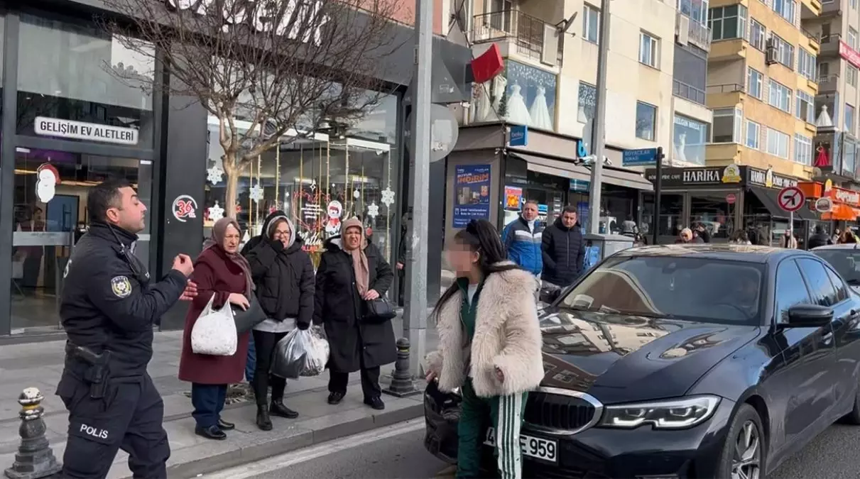 Araçların önüne atladı, trafiği birbirine kattı, kendisini durdurmak isteyen polisi peşine taktı