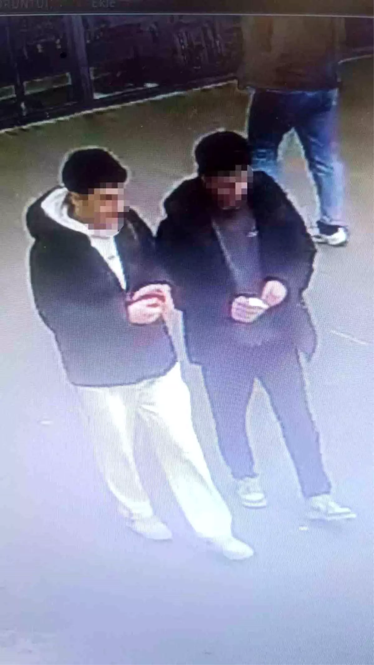 Arnavutköy'de AVM'de parfüm hırsızlığı kamerada